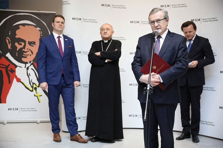 Wicepremier, minister kultury i dziedzictwa narodowego Piotr Gliński (2P), kard. Kazimierz Nycz (2L), dyrektor Biura Programu „Niepodległa” Jan Kowalski (L) oraz dyrektor Muzeum Mt 5,14 Marcin Adamczewski (P) podczas konferencji prasowej dotyczącej obchodów 100. rocznicy urodzin Karola Wojtyły. Fot. PAP/L. Szymański