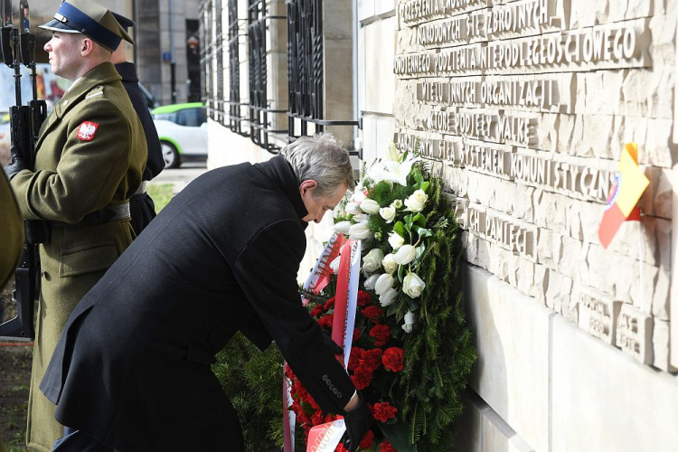 Wicepremier, minister kultury i dziedzictwa narodowego Piotr Gliński składa wieniec podczas uroczystości w hołdzie Żołnierzom Wyklętym przed tablicą na budynku Ministerstwa Sprawiedliwości, upamiętniającą więzionych, torturowanych i zamęczonych w byłym areszcie śledczym Ministerstwa Bezpieczeństwa Publicznego w Warszawie. Fot. PAP/R. Pietruszka