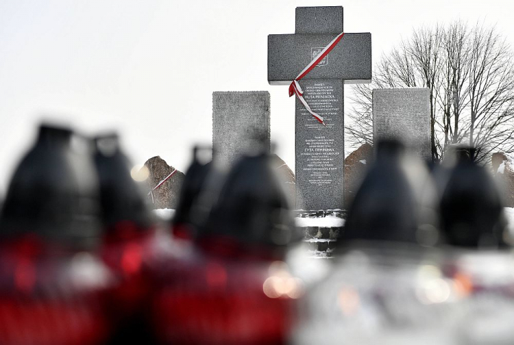 Pomnik upamiętniający pomordowanych mieszkańców polskiej miejscowości Huta Pieniacka na Ukrainie. Fot. PAP/D. Delmanowicz