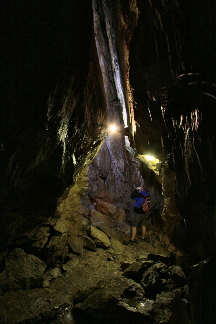 Turyści zwiedzają jaskinię Mroźną. Fot. PAP/L. Muszyński