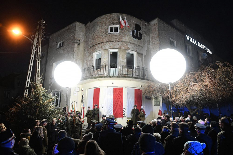 Uroczystość przed Willą Jasny Dom w Warszawie upamiętniająca ofiary komunistycznego terroru więzione w dawnej siedzibie Informacji Wojskowej. Fot. PAP/R. Pietruszka