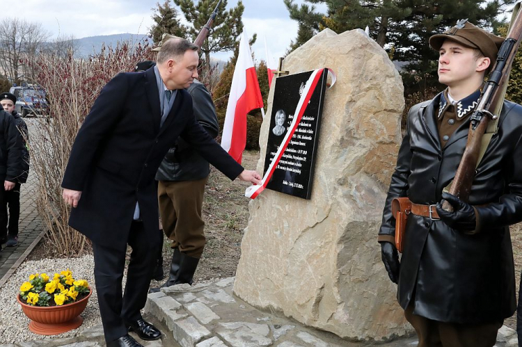 Prezydent RP Andrzej Duda (L) podczas uroczystego odsłonięcia tablicy pamiątkowej prezydentowej Marii Kaczyńskiej w Rabce Zdroju. Fot. PAP/G. Momot