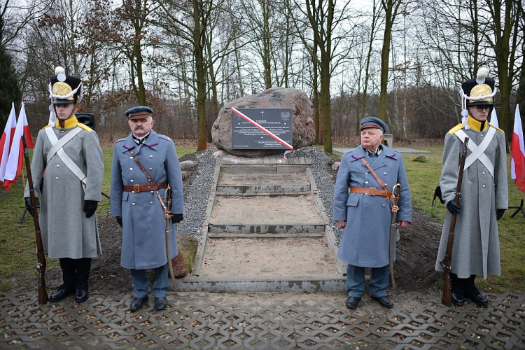 Uroczystość odsłonięcia głazu upamiętniającego kapitana Józefa Patelskiego podczas obchodów 189. rocznicy Bitwy pod Olszynką Grochowską. Fot. PAP/M. Obara