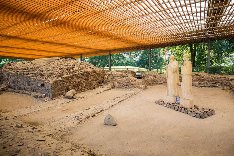 Rzeźby Mieszka I i Dobrawy w Muzeum Pierwszych Piastów na Ostrowie Lednickim. Fot. PAP/M. Zakrzewski