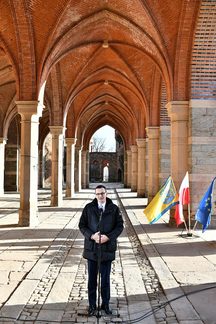 Premier Mateusz Morawiecki podczas wizyty w Kamieńcu Ząbkowickim – w pałacu Marianny Orańskiej. Fot. PAP/M. Kulczyński