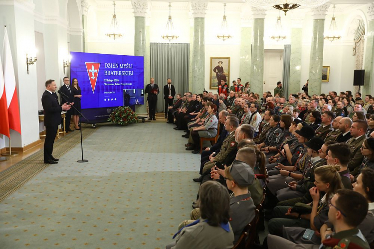 Prezydent Andrzej Duda (L) podczas spotkania z harcerzami z okazji Dnia Myśli Braterskiej w Pałacu Prezydenckim w Warszawie. Fot. PAP/R. Guz