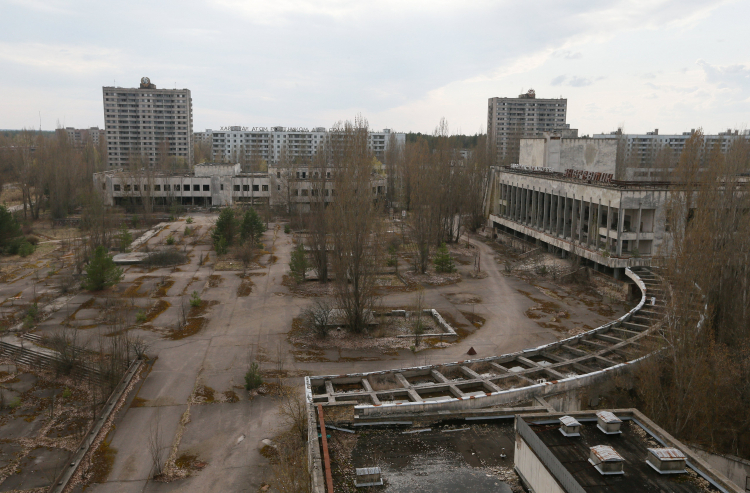 Widok na opuszczone miasto Prypeć. Fot. PAP/EPA