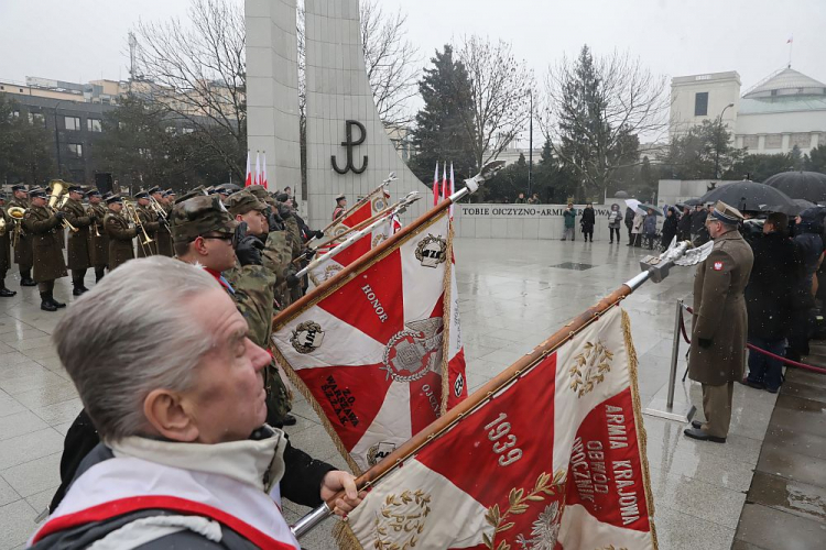 Uroczystości przy Pomniku Armii Krajowej i Polskiego Państwa Podziemnego z okazji obchodów 78. rocznicy przekształcenia Związku Walki Zbrojnej w Armię Krajową oraz 77. rocznicy utworzenia Kierownictwa Dywersji Komendy Głównej AK. Fot. PAP/T. Gzell