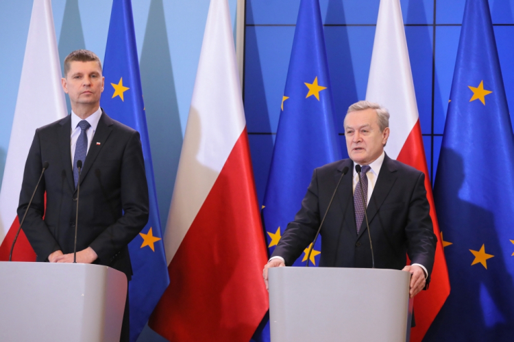 Warszawa, 11.03.2020. Minister edukacji narodowej Dariusz Piontkowski (L) i minister kultury i dziedzictwa narodowego Piotr Gliński (P) podczas konferencji prasowej w KPRM w Warszawie, dot. bieżącej sytuacji związanej z zagrożeniem rozprzestrzeniania się koronawirusa. Fot. PAP/P. Supernak