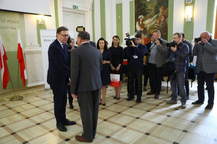 Warszawa, 04.03.2020. Prezes IPN Jarosław Szarek (C) podczas uroczystości wręczenia Krzyży Wolności i Solidarności zasłużonym działaczom opozycji antykomunistycznej, 4 bm. w Warszawie. Fot. PAP/R. Guz