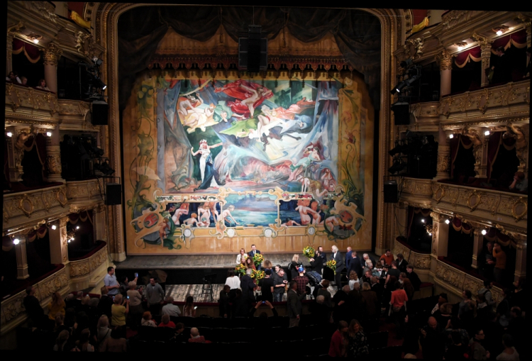 Kraków, 09.10.2018. Uroczyste odsłonięcie kurtyny Wyspiańskiego, 9 bm. w Teatrze im. Juliusza Słowackiego w Krakowie. Kurtyna powstała dzięki inicjatywie Małopolskiej Agencji Rozwoju Regionalnego i będzie używana zamiennie z istniejącą od 124 lat kurtyną Henryka Siemiradzkiego. Fot. PAP/J. Bednarczyk