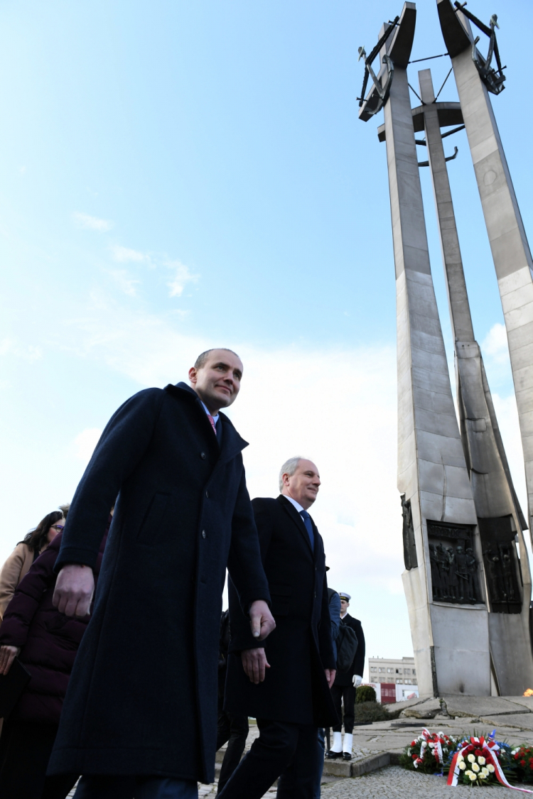 Gdańsk, 04.03.2020. Prezydent Islandii Gudni Th. Johannesson (C) podczas składania kwiatów przy Pomniku Poległych Stoczniowców w Gdańsku, 4 bm. Prezydent Islandii przebywa z wizytą w Polsce. Fot. PAP/A. Warżawa