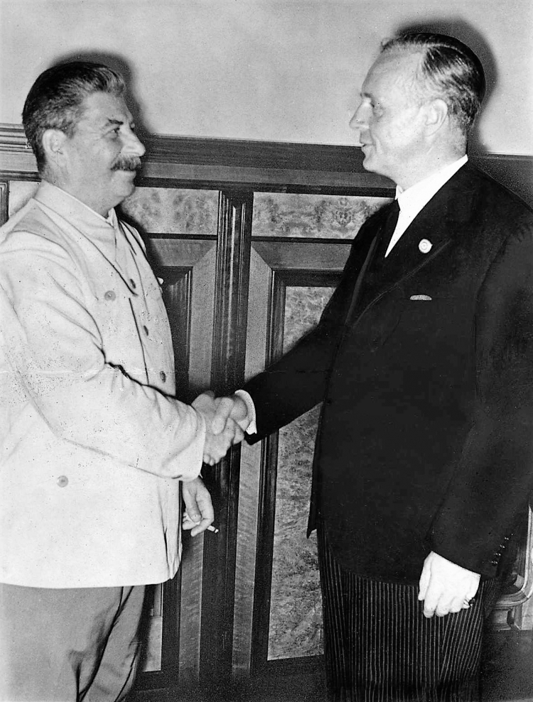 23 08 1939. Moskwa. Spotkanie Józefa Stalina z Joachimem von Ribbentropem. Źródło: Wikipedia Commons