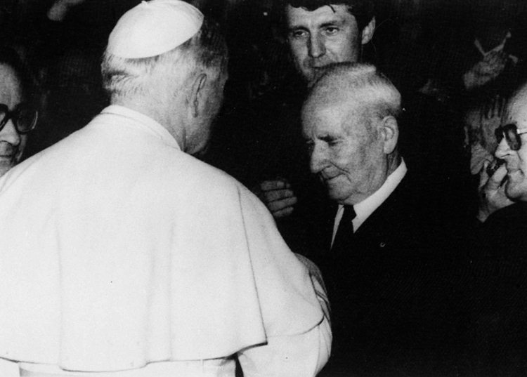 1982. Papież Jan Paweł II i Franciszek Gajowniczek (P), żołnierz, więzień niemieckiego obozu koncentracyjnego Auschwitz-Birkenau. PAP/CAF-archiwum