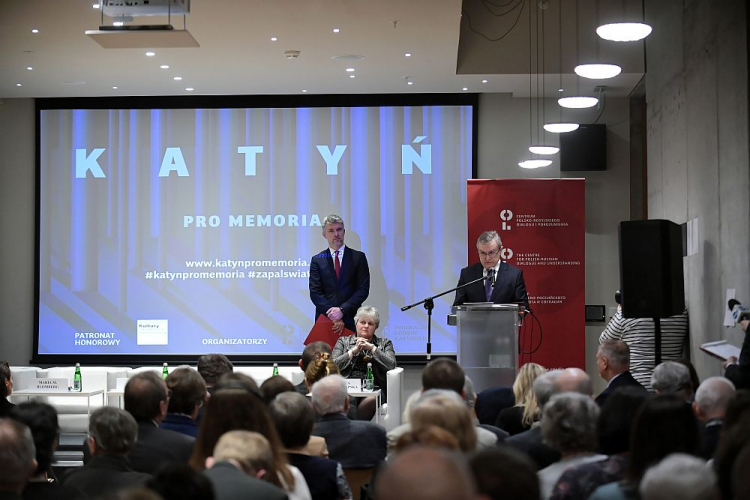 Wicepremier, minister kultury i dziedzictwa narodowego Piotr Gliński (P) podczas międzynarodowej konferencji prasowej „Katyń Pro Memoria”. Fot. PAP/M. Obara