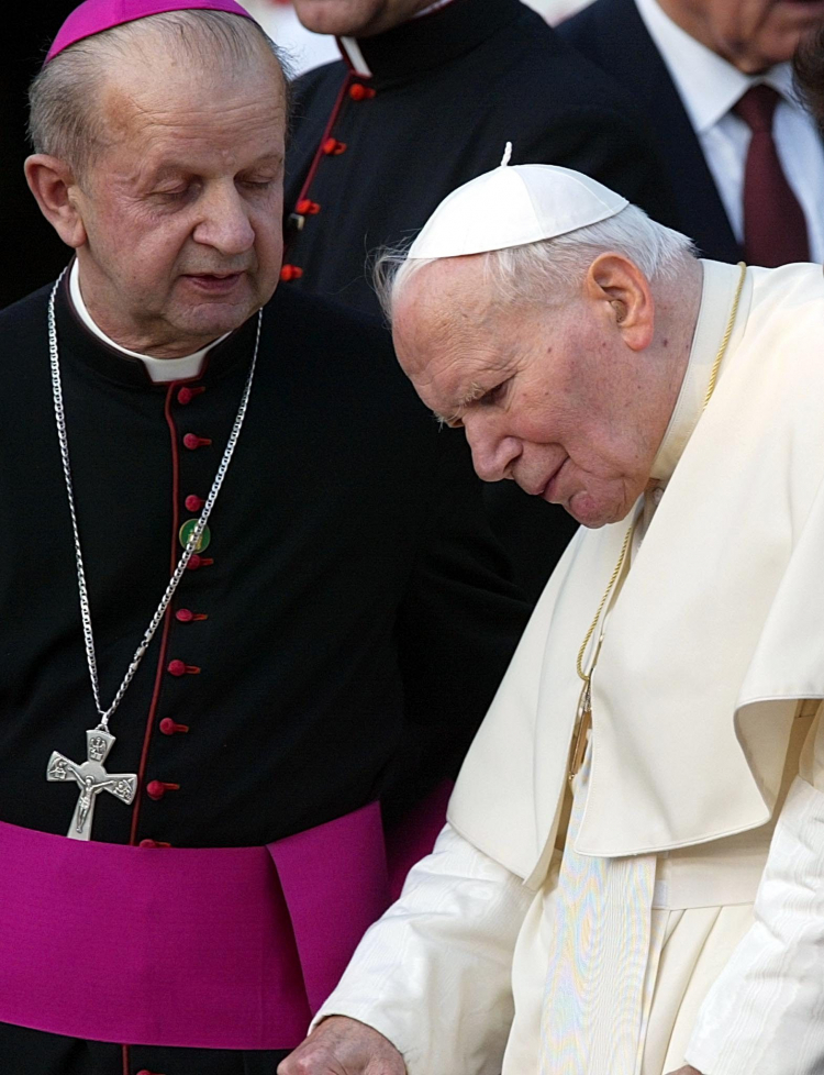 Papież Jan Paweł II i kardynał Stanisław Dziwisz. Fot. PAP/EPA