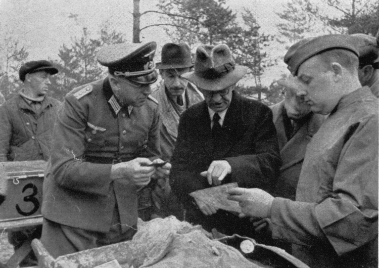 Katyń, Rosja, 04.1943 r. Były premier Polski Leon Kozłowski bierze udział w identyfikacji zwłok polskich oficerów wydobywanych z katyńskich grobów. Groby zamordowanych odkryli Niemcy w 04.1943 r. Fot. PAP/CAF