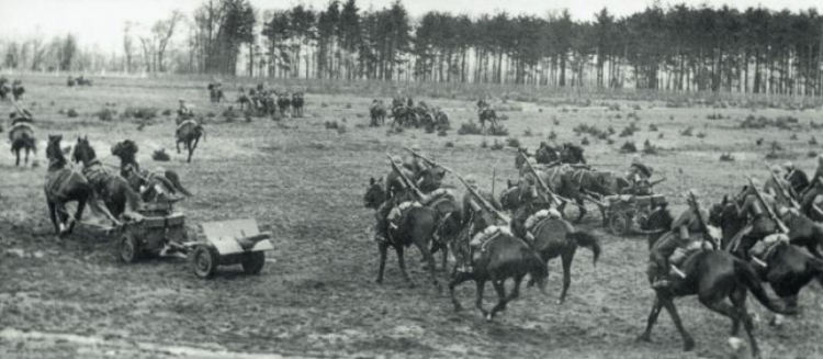 Wielkopolska Brygada Kawalerii podczas bitwy nad Bzurą. Wikimedia Commons