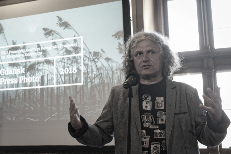 Gdańsk, 06.09.2018. Maciej Kosycarz podczas gali XXII Pomorskiego Konkursu Fotografii Prasowej Gdańsk Press Photo 2017 im. Zbigniewa Kosycarza. PAP/R. Jocher