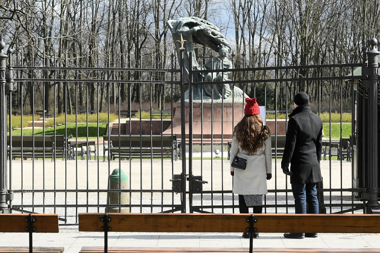 Cały teren Łazienek Królewskich jest zamknięty do odwołania z powodu epidemii koronawirusa. Fot. PAP/R. Pietruszka