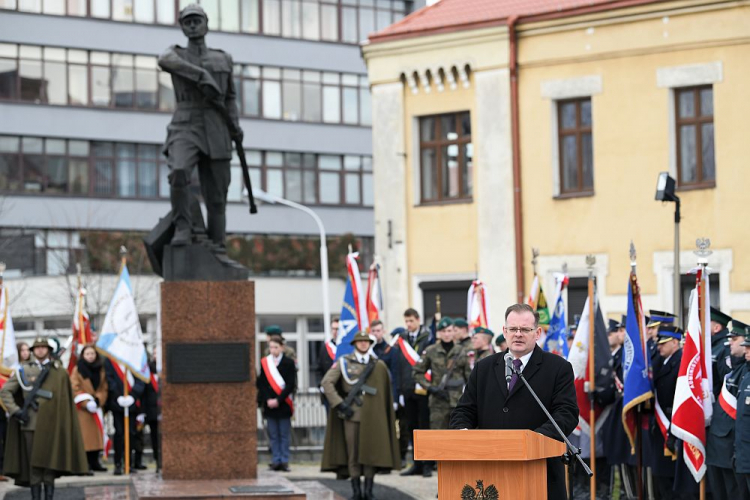 Szef Urzędu do Spraw Kombatantów i Osób Represjonowanych Jan Józef Kasprzyk (C-P) podczas obchodów 101. rocznicy śmierci płk. Leopolda Lisa-Kuli w Rzeszowie. Fot. PAP/D. Delmanowicz