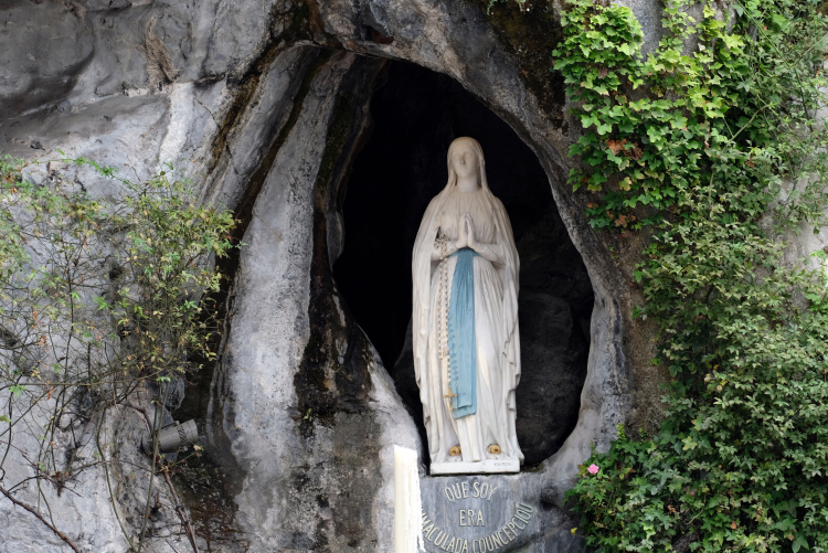 Francja, Lourdes, 15.08.2017. Sanktuarium Matki Bożej w Lourdes. Fot. PAP/M. Bielecki