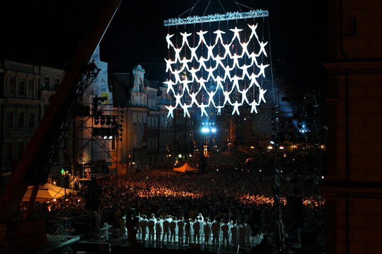 Spektakl „Los Nadies” zespołu La Fura Dels Baus kończący Maltafestival Poznań 2011. Fot. PAP/A. Ciereszko