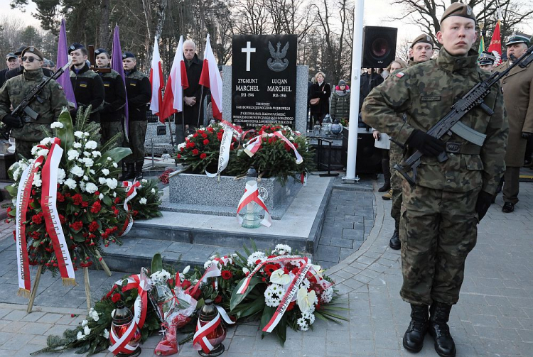 Uroczystości pogrzebowe braci Lucjana i Zygmunta Marchelów na cmentarzu w Ciechanowcu. Fot. PAP/A. Reszko