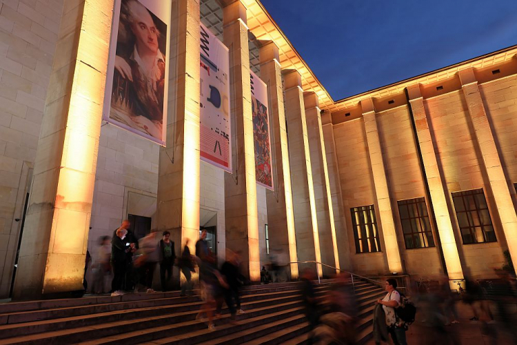 Zwiedzający w Muzeum Narodowym w Warszawie podczas Nocy Muzeów. 2019 r. Fot. PAP/P. Supernak