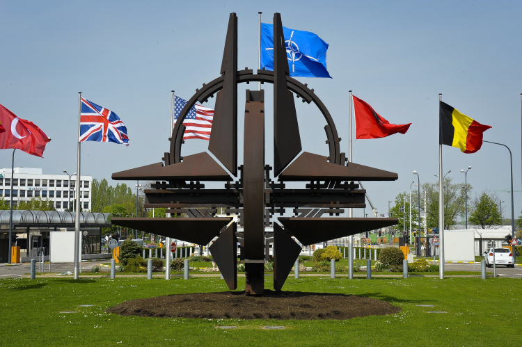 Symbol NATO przed kwaterą sojuszu w Brukseli. Fot. PAP/W. Dąbkowski