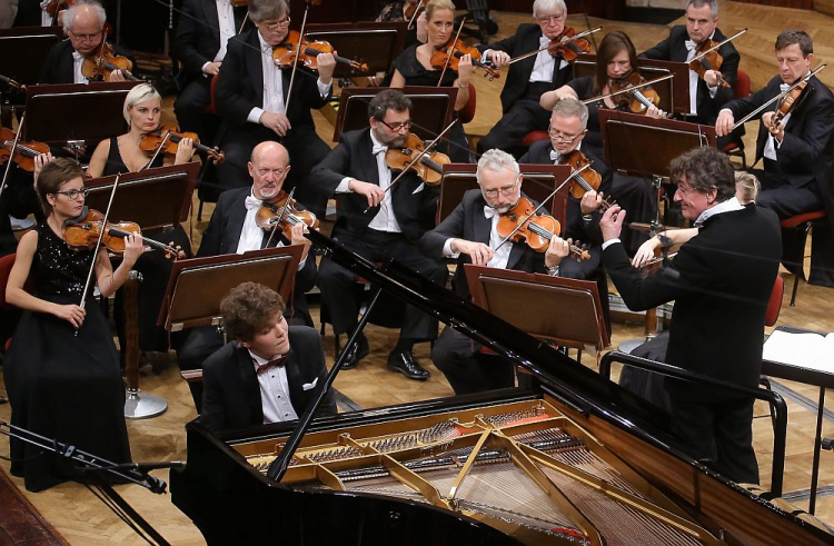 Szymon Nehring podczas koncertu w drugim dniu finałowego etapu XVII Międzynarodowego Konkursu Pianistycznego im. Fryderyka Chopina. Warszawa, 19.10.2015. Fot. PAP/P. Supernak