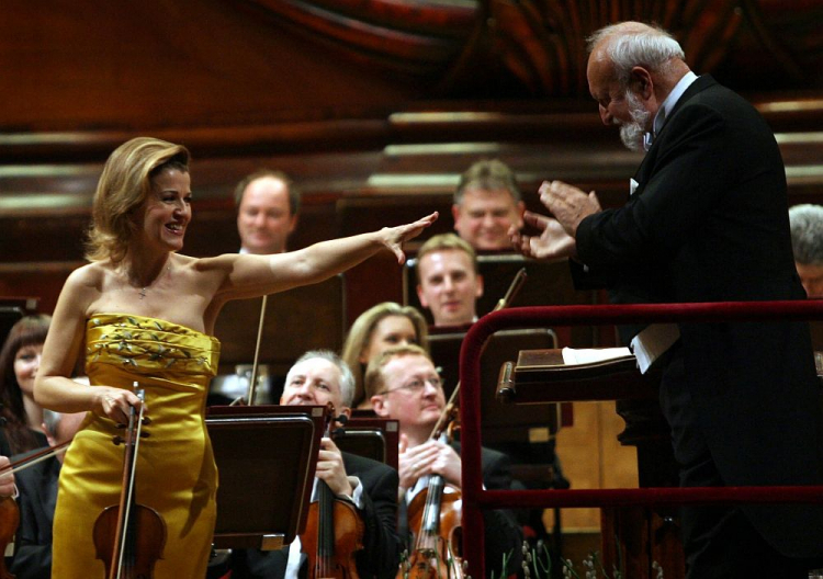 Dyrygent i kompozytor Krzysztof Penderecki (P) i niemiecka skrzypaczka Anne Sophie Mutter (L) po koncercie inaugurującym 13. Wielkanocny Festiwal Ludwiga van Beethovena. Warszawa, 29.03.2009. Fot. PAP/R. Pietruszka 