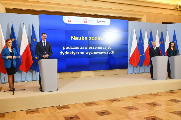 Minister edukacji narodowej Dariusz Piontkowski (2L), minister cyfryzacji Marek Zagórski (2P), dyrektor Departamentu GovTech Polska w KPRM Justyna Orłowska (P) oraz rzecznik prasowy MEN Anna Ostrowska (L) podczas konferencji prasowej w KPRM w Warszawie. 13.03.2020. Fot. PAP/P. Nowak