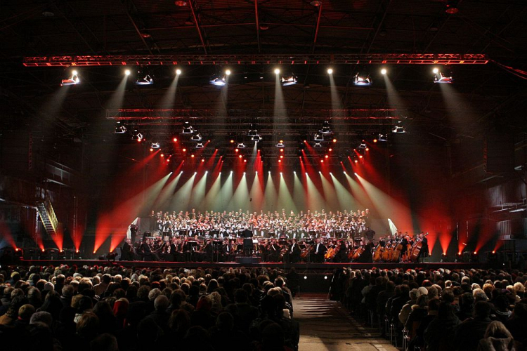 Koncert Requiem Polskie - Hołd Ofiarom pod batutą Krzysztofa Pendereckiego, z okazji 35. rocznicy Grudnia '70. Szczecin, 2005 r. Fot. PAP/R. Stachnik