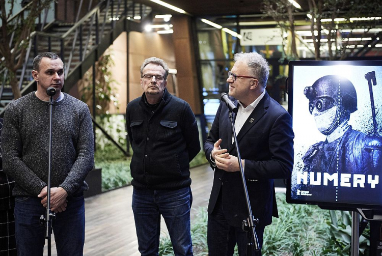 Ukraiński reżyser Oleg Sencow (L) producent Dariusz Jabłoński (P) oraz autor zdjęć Adam Sikora podczas konferencji przed premierą filmu „Numery” w Europejskim Centrum Solidarności w Gdańsku. Fot. PAP/A. Warżawa