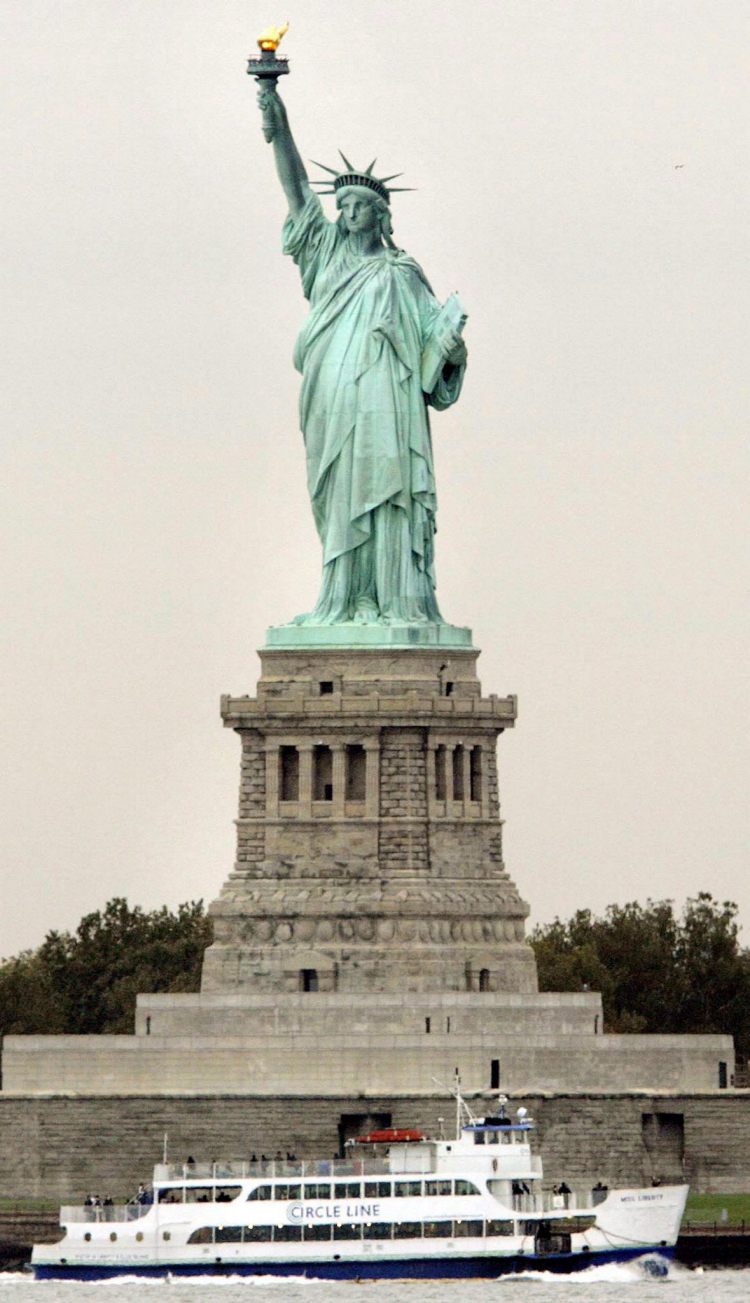 Nowy Jork, USA, 28.10.06. Symbol Nowego Jorku i całych Stanów Zjednoczonych - Statua Wolności. Fot. PAP/EPA