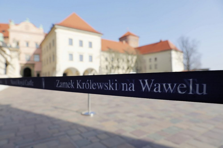 Zamek Królewski na Wawelu zamknięty dla zwiedzających z powodu koronawirusa. Fot. PAP/Art Serwis