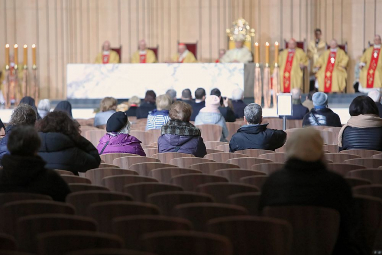 Wierni zgromadzeni uroczystej mszy świętej w ramach głównych obchodów 7. rocznicy wyboru papieża Franciszka na Stolicę Piotrową w Świątyni Opatrzności Bożej w Warszawie. 12.03.2020. Fot. PAP/L. Szymański