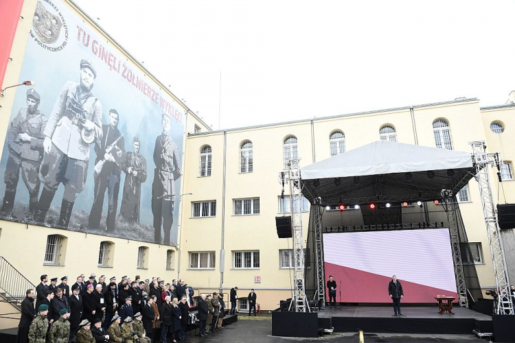 Premier Mateusz Morawiecki (P) podczas podczas obchodów Narodowego Dnia Pamięci Żołnierzy Wyklętych na terenie byłego Aresztu Śledczego Warszawa-Mokotów. Fot. PAP/R. Pietruszka