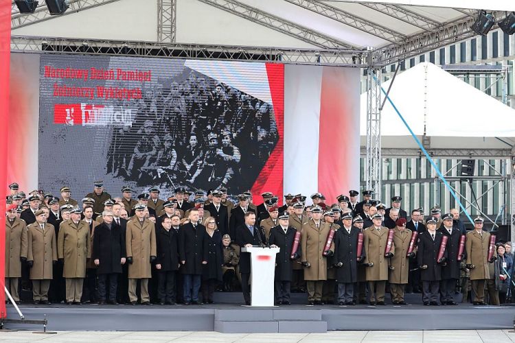 Prezydent Andrzej Duda (C) przemawia podczas centralnych obchodów Narodowego Dnia Pamięci Żołnierzy Wyklętych na placu Marszałka Józefa Piłsudskiego. Warszawa, 01.03.2020. Fot. PAP/T. Gzell