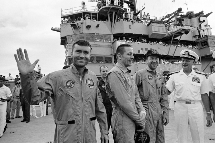 Załoga Apollo 13 na pokładzie okrętu USS Iwo Jima. Źródło: Wikipedia Commons