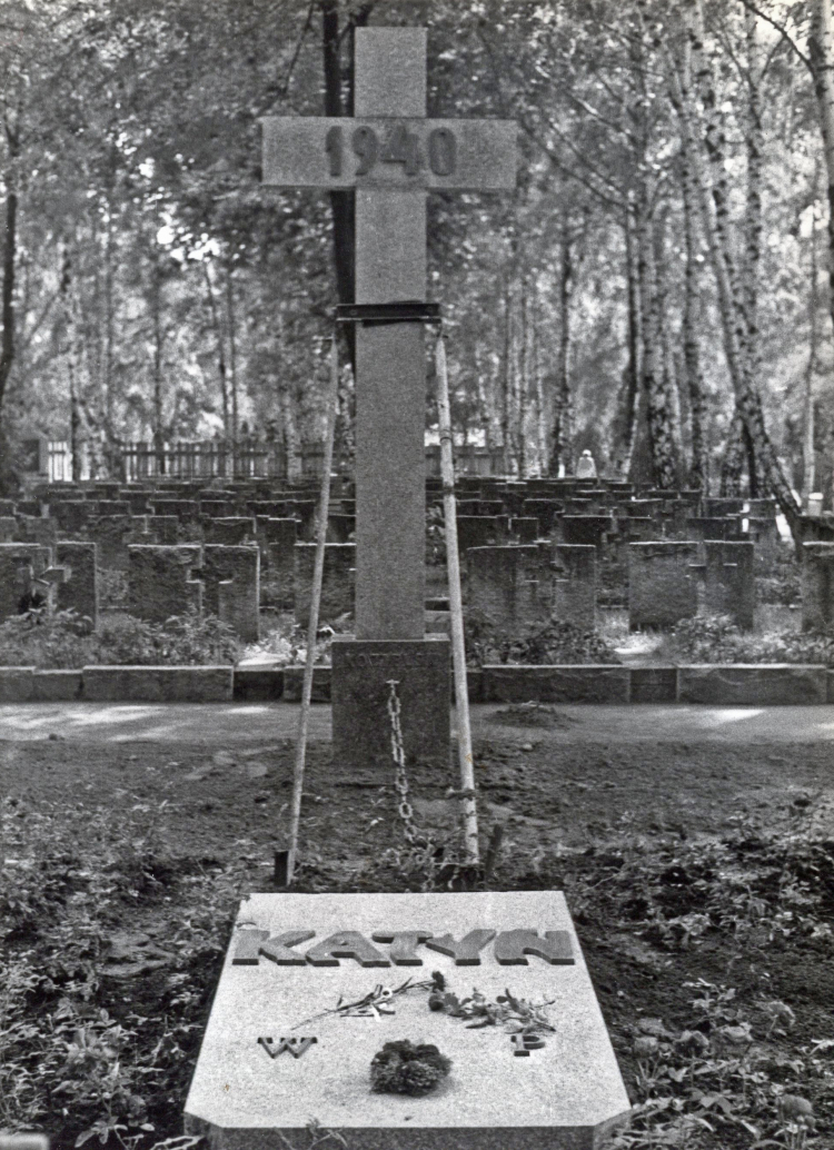 Pomnik katyński ustawiony 31 lipca 1981 r. w tzw. Dolince Katyńskiej na Cmentarzu Wojskowym na warszawskich Powązkach. Źródło: Archiwum Andrzeja Melaka