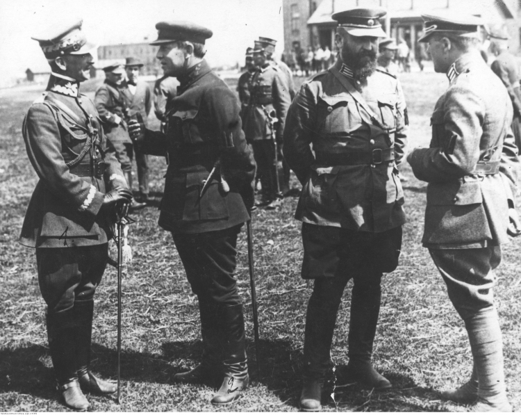 04 1920. Wyprawa kijowska. Gen. Antoni Listowski (pierwszy z lewej) podczas rozmowy z atamanem Semenem Petlurą (drugi z lewej). Źródło: NAC