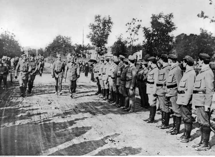 Zakopane, 19–22 08 1913. Józef Piłsudski maszeruje przed szeregiem członków Związku Strzeleckiego. Widoczny także m.in. szef sztabu Związku Strzeleckiego Kazimierz Sosnkowski (na lewo za J. Piłsudskim). Źródło: NAC