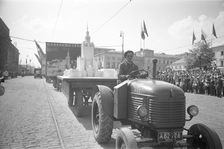 Warszawa 01.05.1952. Obchody Święta Pracy. Pochód pierwszomajowy w Alejach Jerozolimskich, na platformie makieta Pałacu Kultury i Nauki. Fot. PAP/J. Baranowski