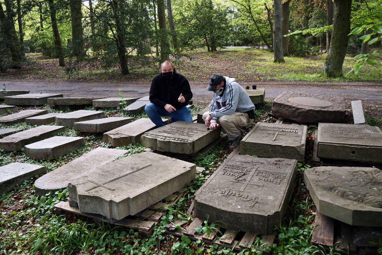 Szczecin, 26.04.2020. Koordynator wojewódzki do zwalczania przestępczości przeciwko zabytkom w Komendzie Wojewódzkiej Policji w Szczecinie podkomisarz dr Marek Łuczak (L) i Bartosz Witowski (P) z Pomorskiego Towarzystwa Historycznego podczas badań terenowych nad ewidencją starych nagrobków na Cmentarzu Centralnym w Szczecinie. Fot. PAP/M. Bielecki