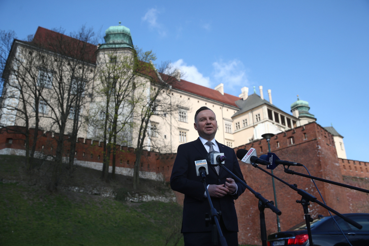 Kraków, 10.04.2020. Prezydent Andrzej Duda podczas wypowiedzi dla mediów pod Wawelem. Fot. PAP/Ł. Gągulski