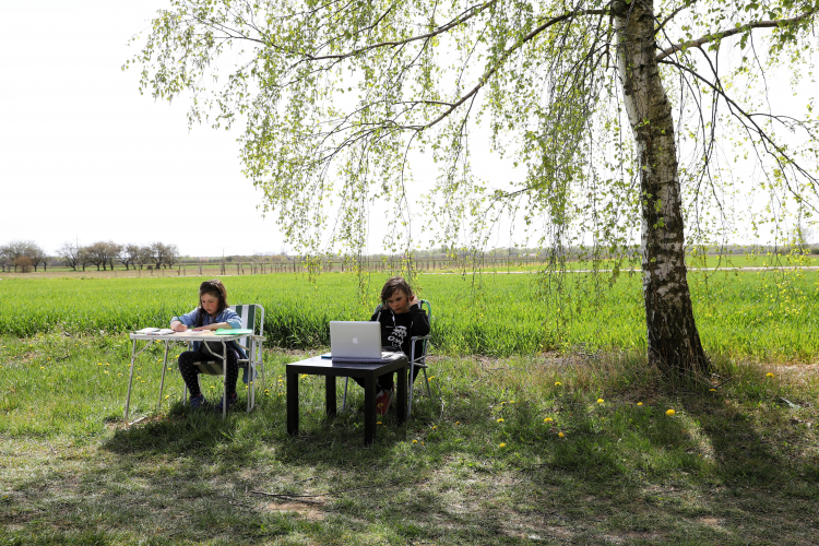 Ciszyca Dolna, 24.04.2020. Koronawirus w Polsce. Dzieci podczas zajęć szkolnych online, 24 bm. w Ciszycy Dolnej (woj. świętokrzyskie). Fot. PAP/R. Guz