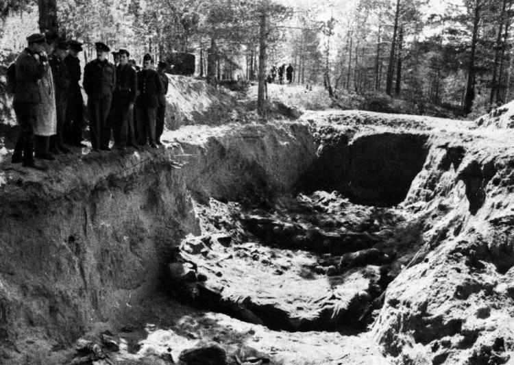 Ekshumacja zwłok polskich oficerów zamordowanych w Katyniu w 1940 r. 1943 r. Fot. PAP/CAF/Archiwum