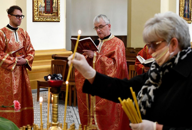 Liturgia wielkanocna w greckokatolickim soborze archikatedralnym w Przemyślu. 19.04.2020. Fot. PAP/D. Delmanowicz